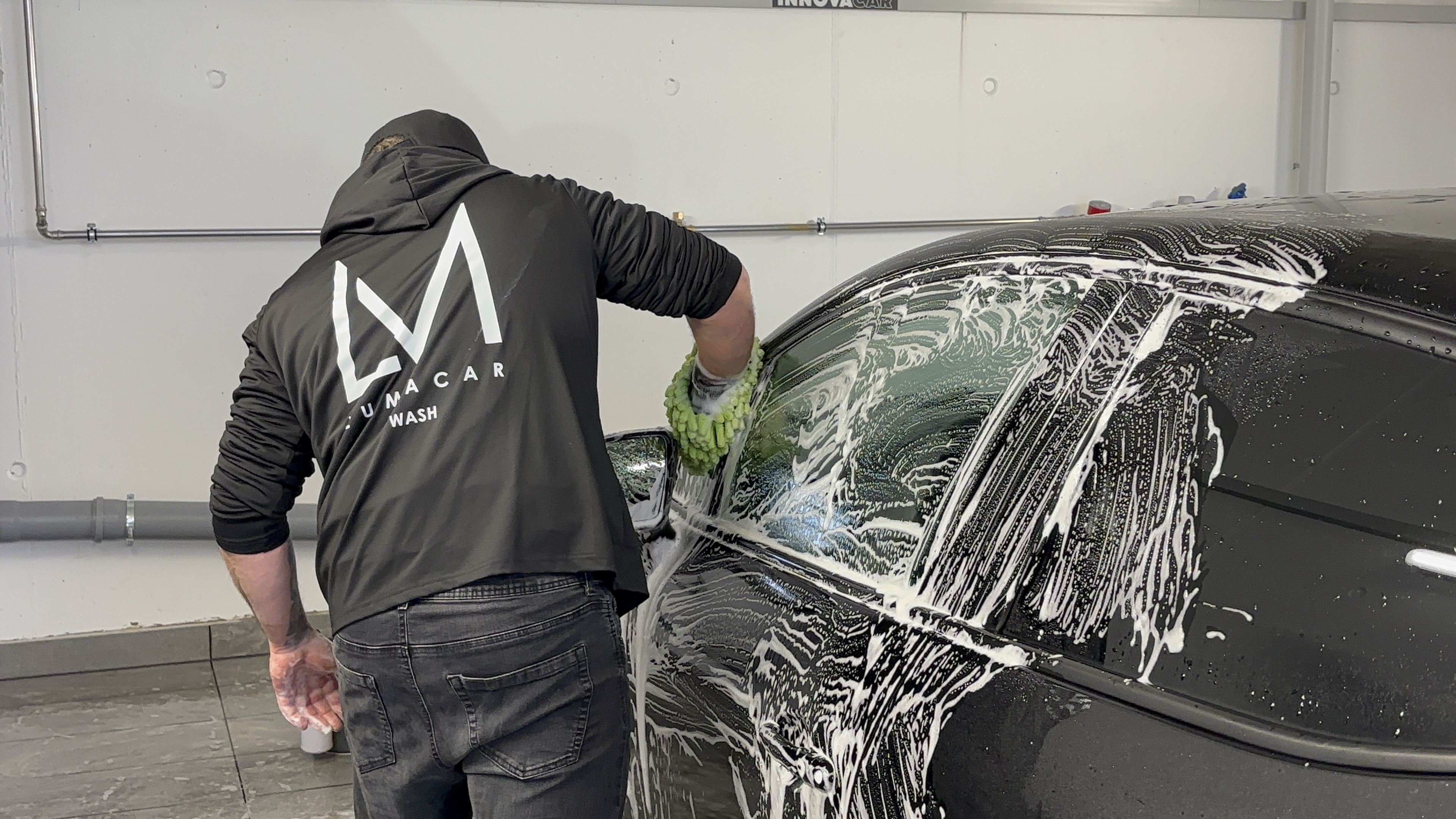 Lavage à la main d’une voiture dans l’atelier LuMaCarwash